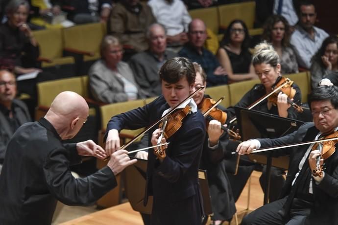 08-02-20 GENTE Y CULTURA. AUDITORIO ALFREDO KRAUS. LAS PALMAS DE GRAN CANARIA. Clausura del 36 Festival de Música de Canarias. Christoph Eschenbach dirige a la Orquesta de París con el joven violinista sueco Daniel Lozakovich.    Fotos: Juan Castro.  | 08/02/2020 | Fotógrafo: Juan Carlos Castro