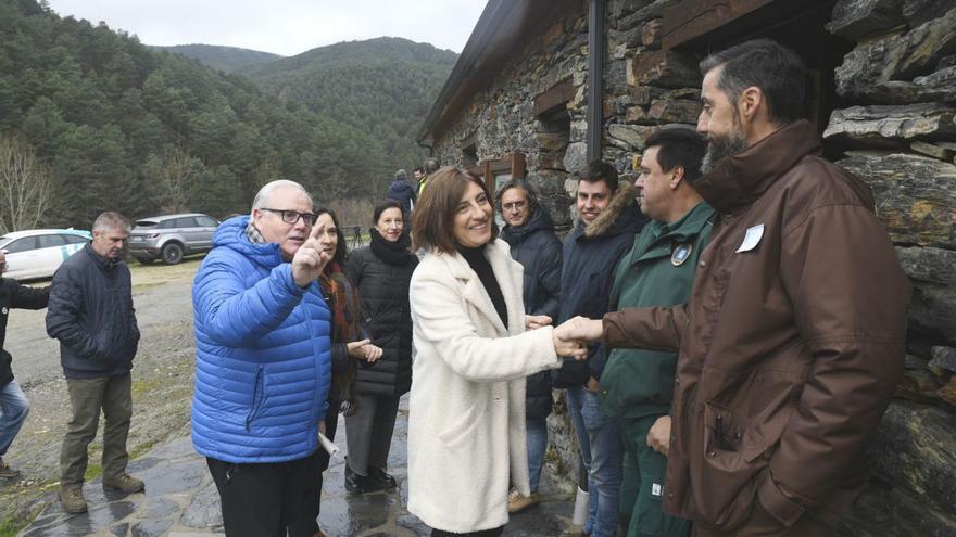 Ángeles Vázquez, en su visita de ayer al parque natural de O Invernadeiro |   // FDV