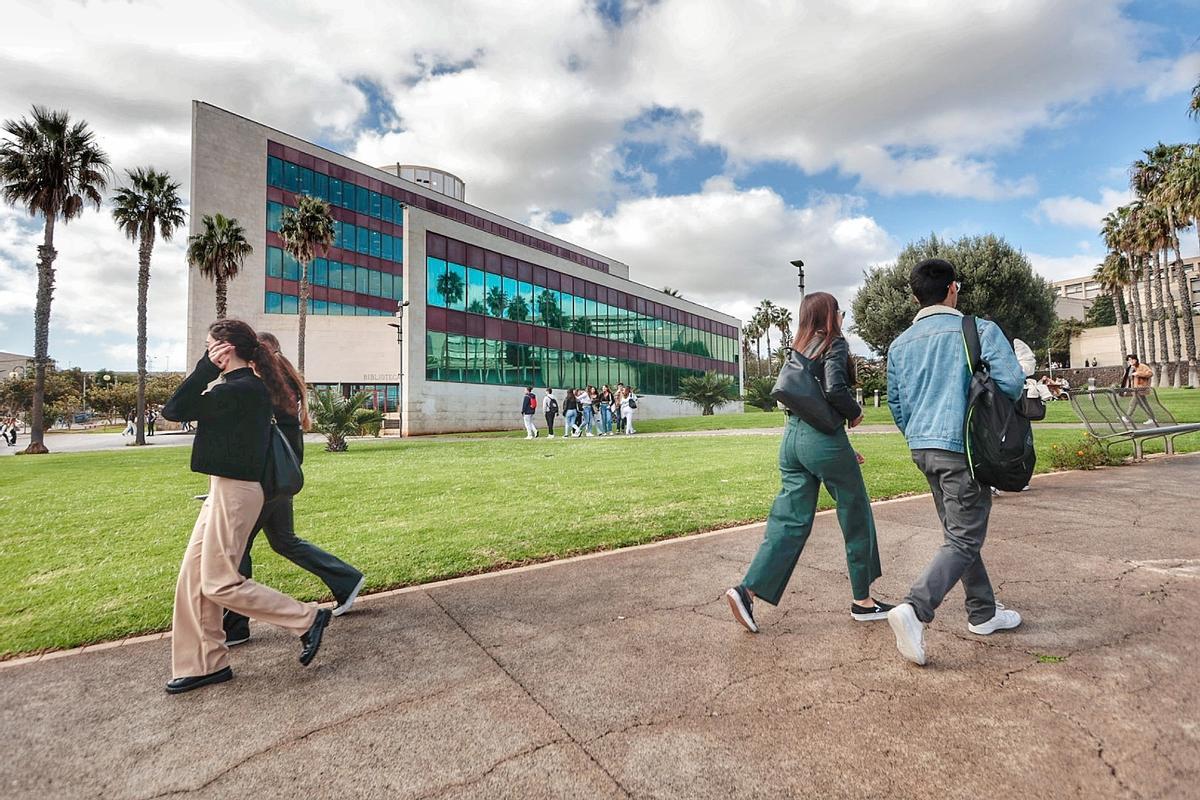 Estudiantes pasean por el Campus de Guajara de la Universidad de La Laguna.