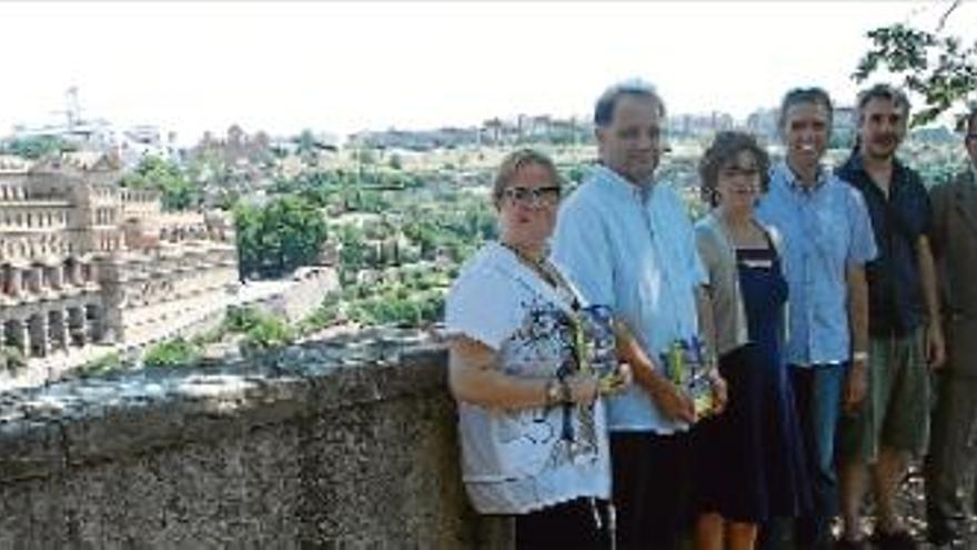 Els organitzadors de les Festes de Sant Ignasi al parc de la Seu, amb la Cova al fons