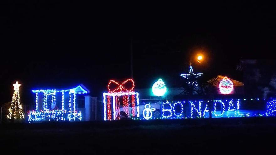 La aldea de O Casal vuelve a desulmbrar a la comarca con sus luces navideñas