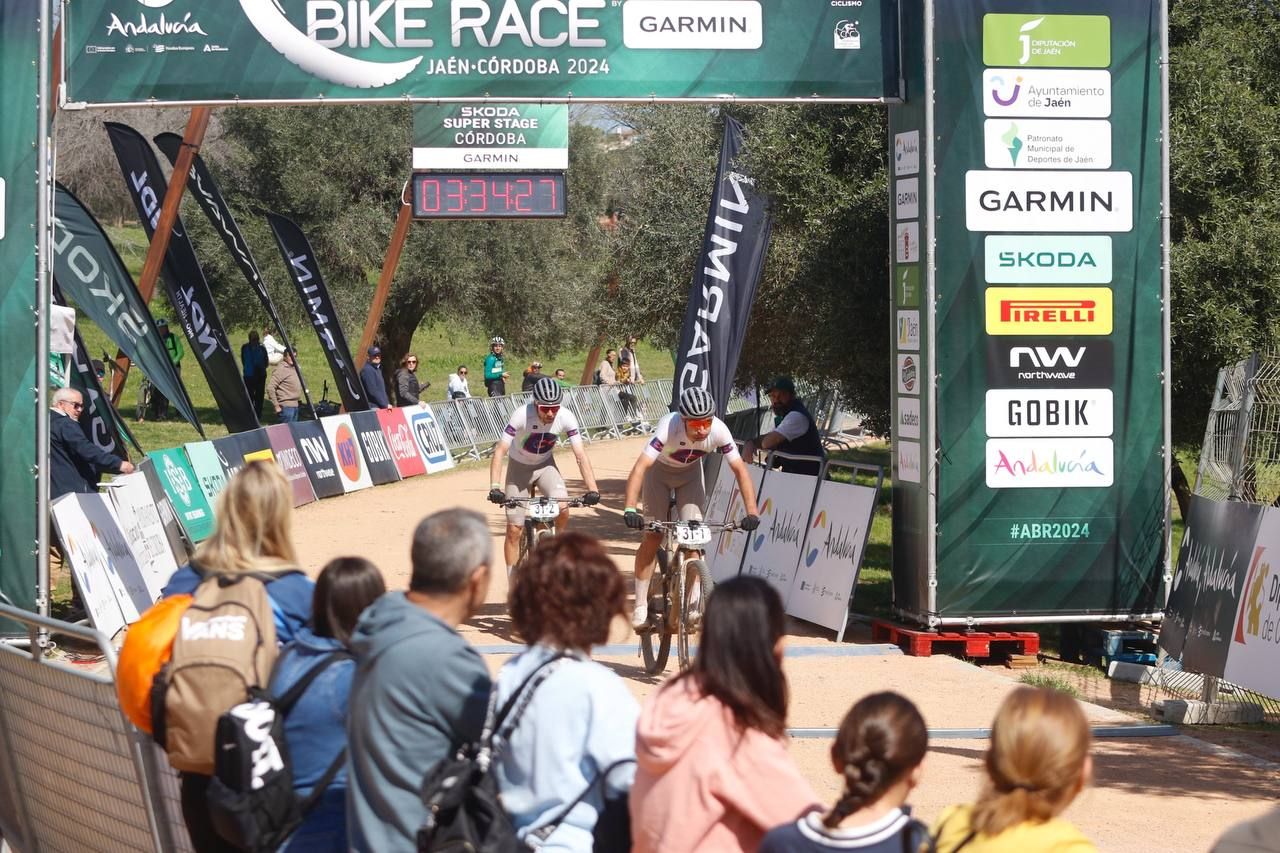 La Andalucía Bike Race a su paso por Córdoba en imágenes