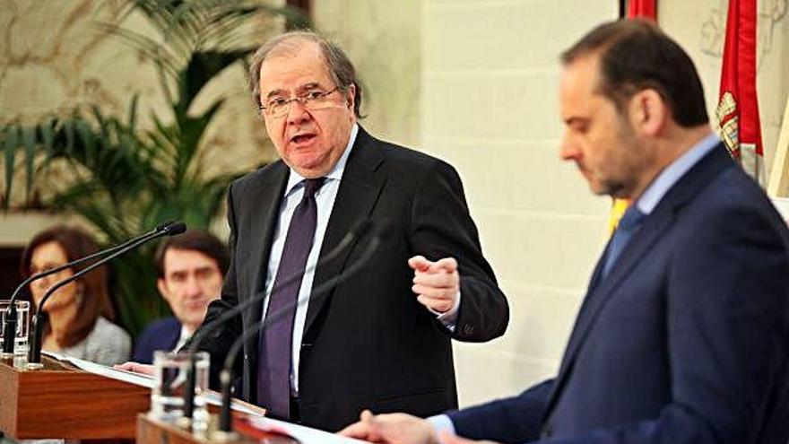 El presidente de la Junta, Juan Vicente Herrera, con el ministro de Fomento, José Luis Ábalos.