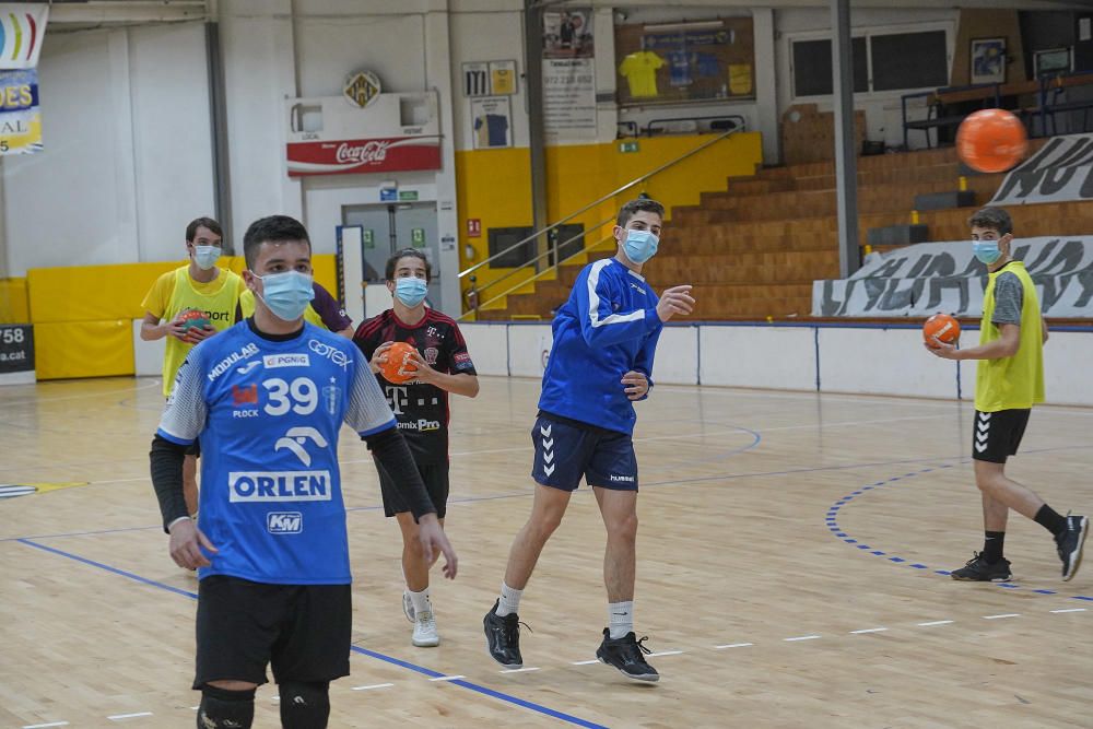 Els cadets del Sarrià en una sessió d''entrenament.