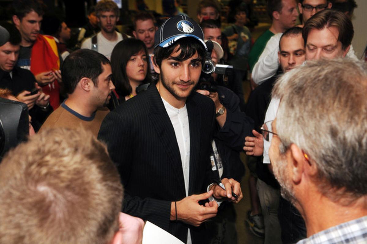 Ricky Rubio firma autògrafs a l’arribar a l’aeroport de Minneapolis, dilluns. Ricky Rubio firma autògrafs a l’arribar a l’aeroport de Minneapolis, dilluns.
