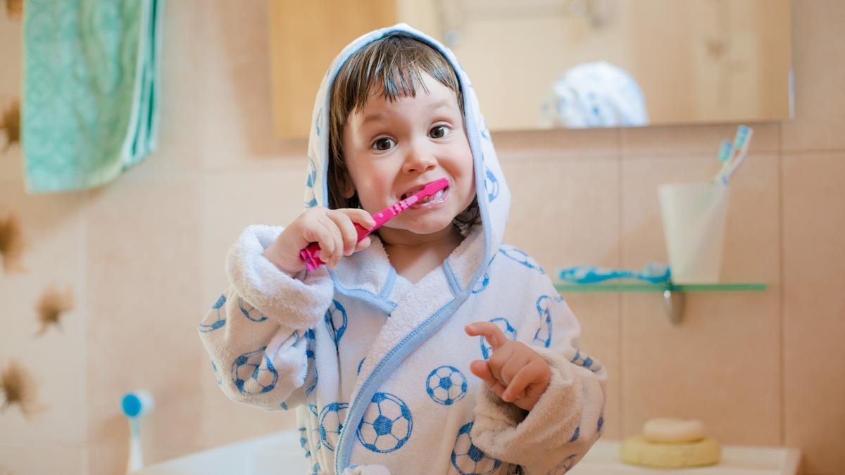 La higiene bucodental desde la infancia es fundamental para evitar problemas de salud.