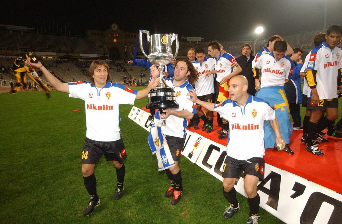 17/03/2004BARCELONAPARTIDO FINAL DE LA COPA DEL REY DE FUTBOL ENTRE EL REAL MADRID Y EL REAL ZARAGOZA QUE SUPUSO LA CONSECUCION DE LA SEXTA COPA DEL REY POR LOS ARAGONESES. DE IZDA A DCHA, LEONARDO PONZIO, GABRIEL MILITO Y JOSE MARIA MOVILLA CON LA COPA DE CAMPEONES.FUTBOL. COMPETICIONES FUTBOL. COPA DEL REY.ANGEL DE CASTROCAMARA DIGITAL. FUTBOL. COMPETICIONES FUTBOL. COPA DEL REY