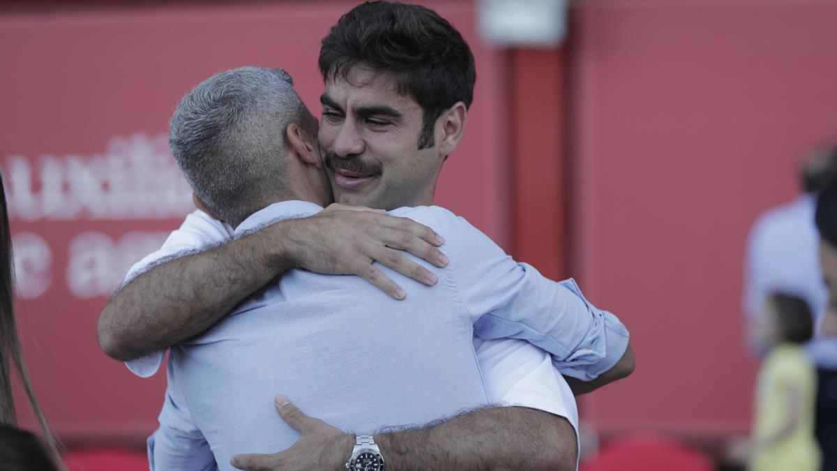 Salva Sevilla se abraza a un emocionado Abdón Prats, en Son Moix.