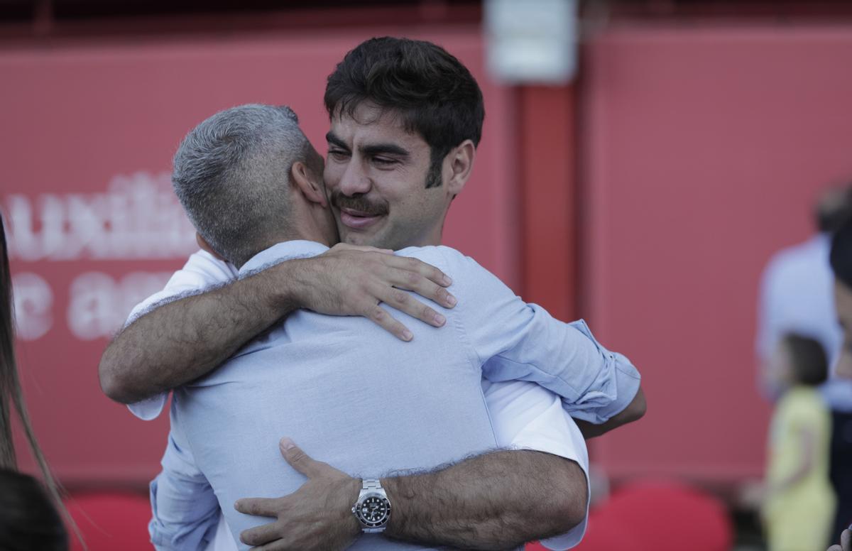 Salva Sevilla se abraza a un emocionado Abdón Prats, en Son Moix.