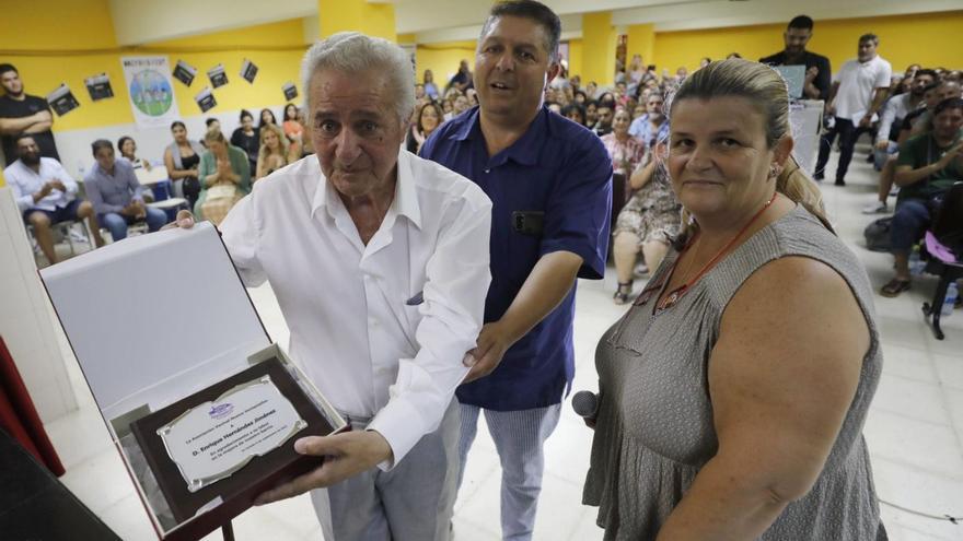 Enrique Hernández, el pasado septiembre, cuando recibió un homenaje de sus vecinos, acompañado por su hijo  José y por Noelia García.