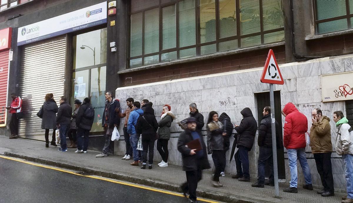 GRA278 BILBAO, 19/11/2013.- Una oficina de Lambide con una larga cola de desempleados en Bilbao, cuando hoy se ha conocido que el número de desempleados registrados en los servicios públicos de empleo aumentó en febrero en 2.231, hasta los 4.152.986 personas, frente a las reducciones experimentadas en ese mes en los años 2014 y 2015. EFE/LUIS TEJIDO