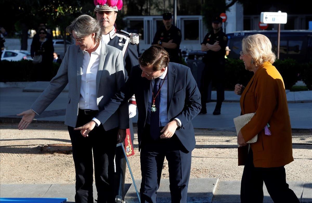 La primera teniente de alcalde del Ayuntamiento de Madrid, Marta Higueras, y el candidato del PP al Ayuntamiento de Madrid, José Luis Martínez-Almeida, indican su lugar a la alcaldesa de Madrid, Manuela Carmena, a su llegada al izado de la bandera en la plaza de Colón de Madrid, con motivo de la festividad de San Isidro.