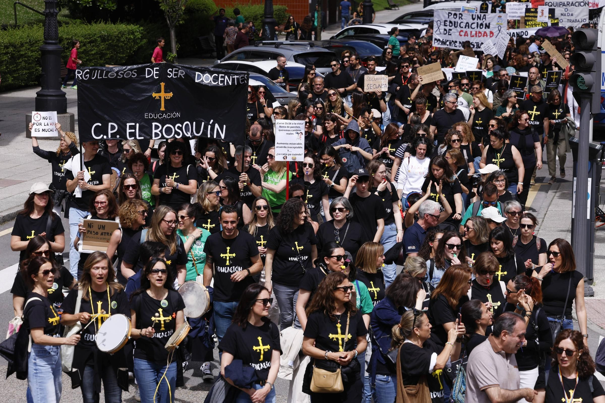 EN IMÁGENES: Cientos de profesores se manifiestan en Oviedo en la cuarta jornada de huelga