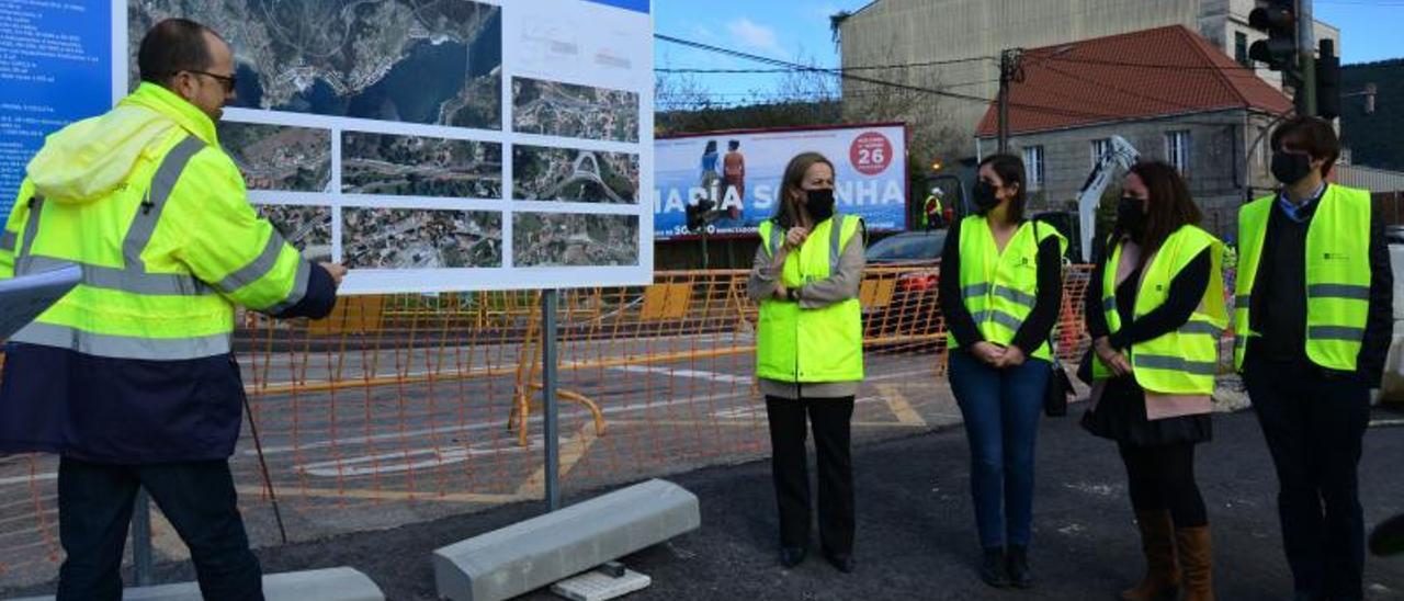 La conselleira Ethel Vázquez con representantes del Concello en las obras del TCA de Domaio.   | G.N.