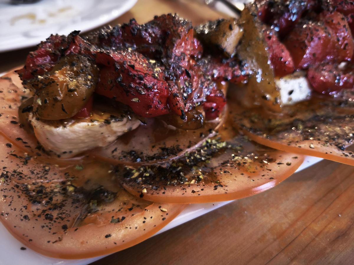Ensala de tomate, pimiento asado y peto.