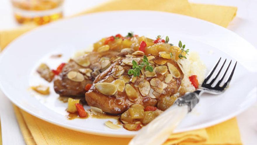 Un plato de pollo con almendras.