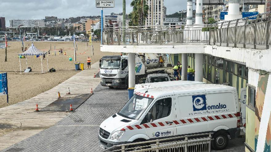 Técnicos de Emalsa inspeccionan este lunes la tubería de aguas sucias de los locales de la playa.