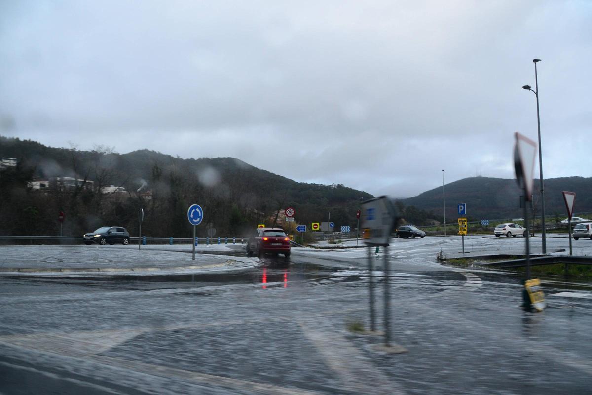 La autovía y sus accesos, cubiertos por el granizo.