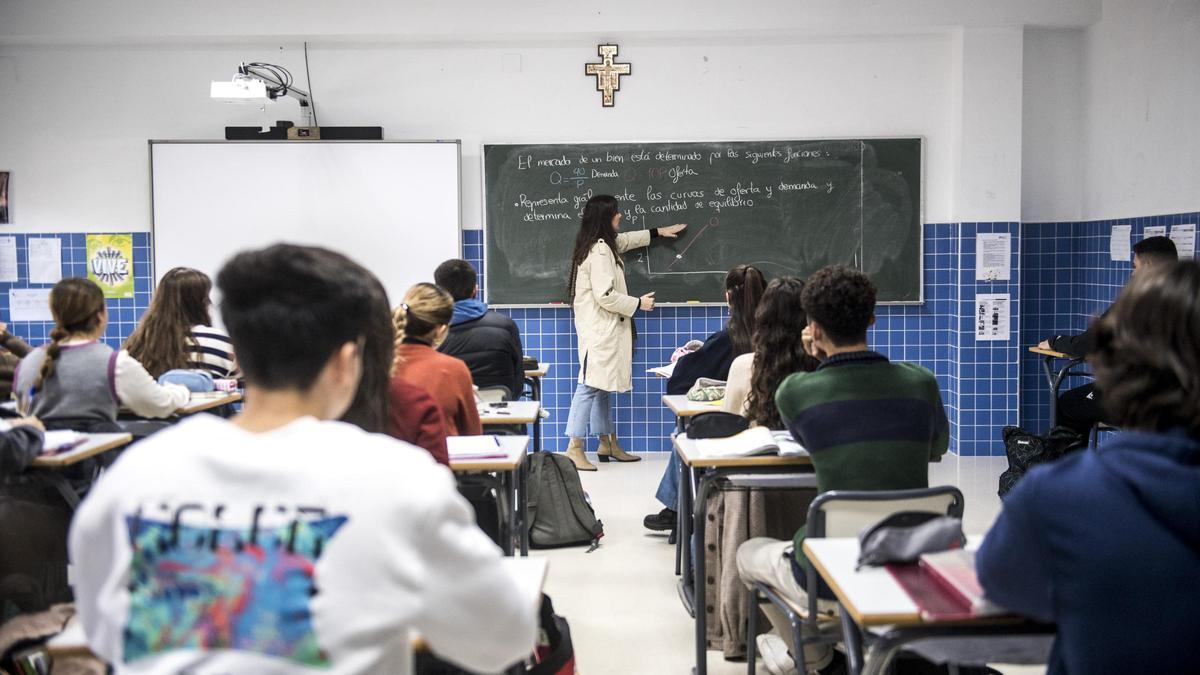Alumnos de un colegio de Cáceres escuchan la lección de su profesora, en una fotografía de archivo.