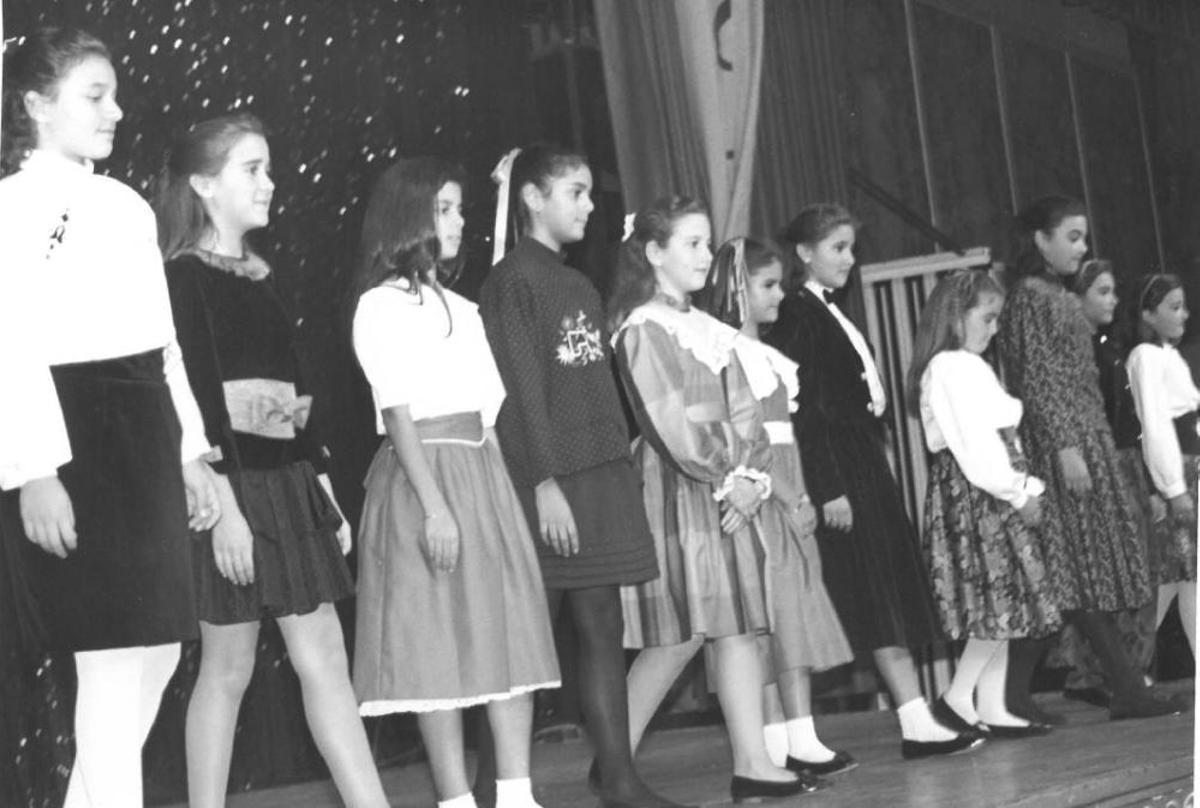 la elección tenía lugar en la sala Xúquer, un escenairo que aún aguantaría unos pocos años. El jurado se conocía el mismo día de la elección. En las ediciones anteriores no había ni posiblidad de hablar con las candidatas. Era un pase y nada más.