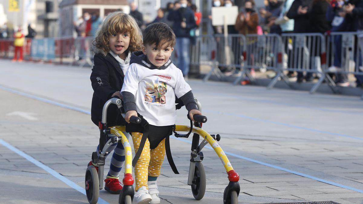 Vídeo: El Parc Central s'omple per la primera cursa gironina adaptada a infants amb discapacitat