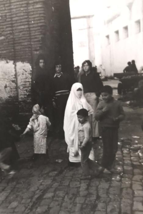 Los hermanos Torres con Arafa en el zoco de Alhucemas