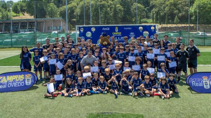 Los niños del Campus, con Carlos. | REAL OVIEDO