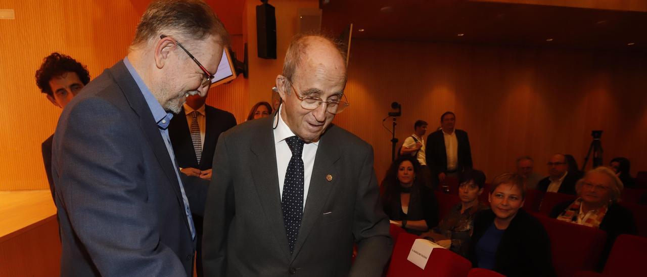 Los expresidentes del Gobierno de Aragón Marcelino Iglesias e Hipólito Gómez de las Roces, en la presentación.