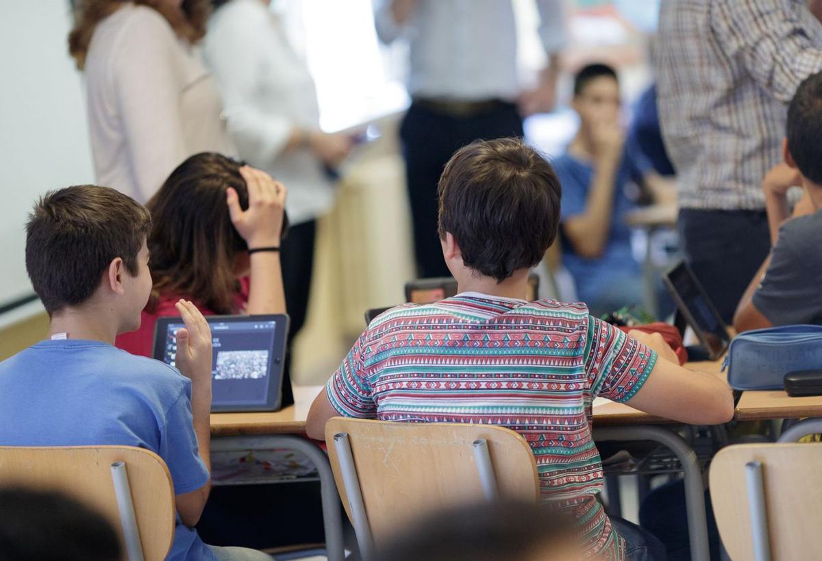 Alumnos en durante una clase, en foto de archivo. | E.P.
