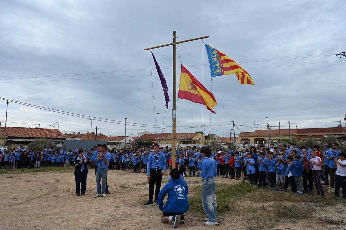Una marea azul del uniforme scouts inunda El Campello transmitiendo valores y respeto al medio ambiente