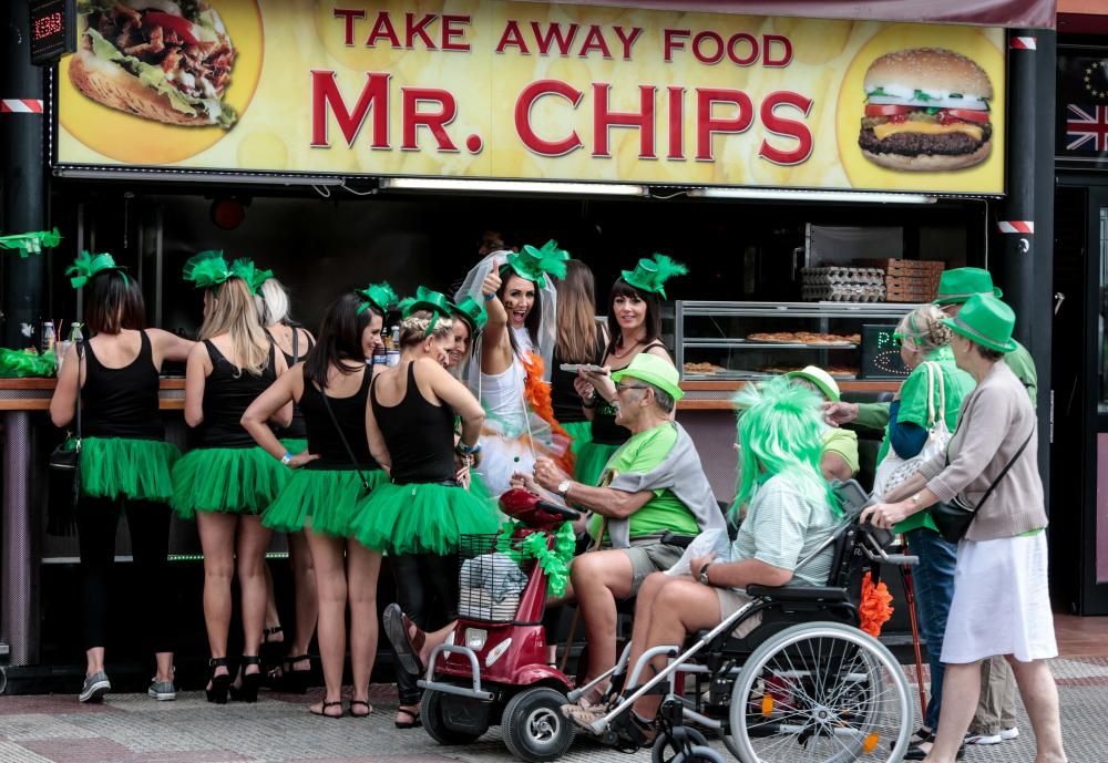 Las calles de la zona de pubs ingleses se tiñen de una marea verde que, como es tradición, conmemora esta fiesta irlandesa por todo lo alto