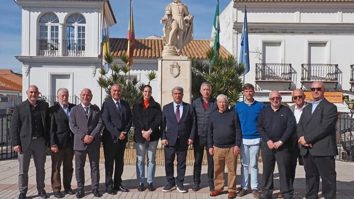 La directiva del FC Barcelona en Palos de la Frontera, junto a Rosendo Romero.
