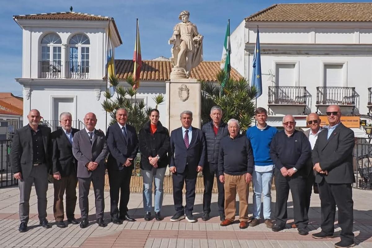 La directiva del FC Barcelona en Palos de la Frontera, junto a Rosendo Romero.