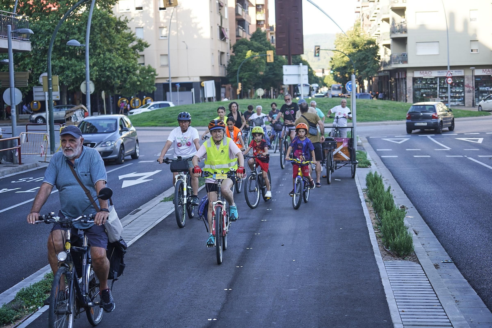 Les fotos de la visita de diverses entitats al nou carril bici entre Girona i Salt