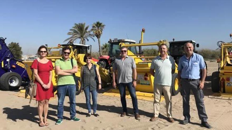 El diputado Josep Bort junto a varios alcaldes ante las limpiaplayas.