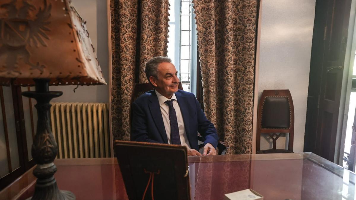 Zapatero en la mesa en la que el presidente Juan Negrín firmó los últimos decretos del Gobierno de la II República antes del exilio.