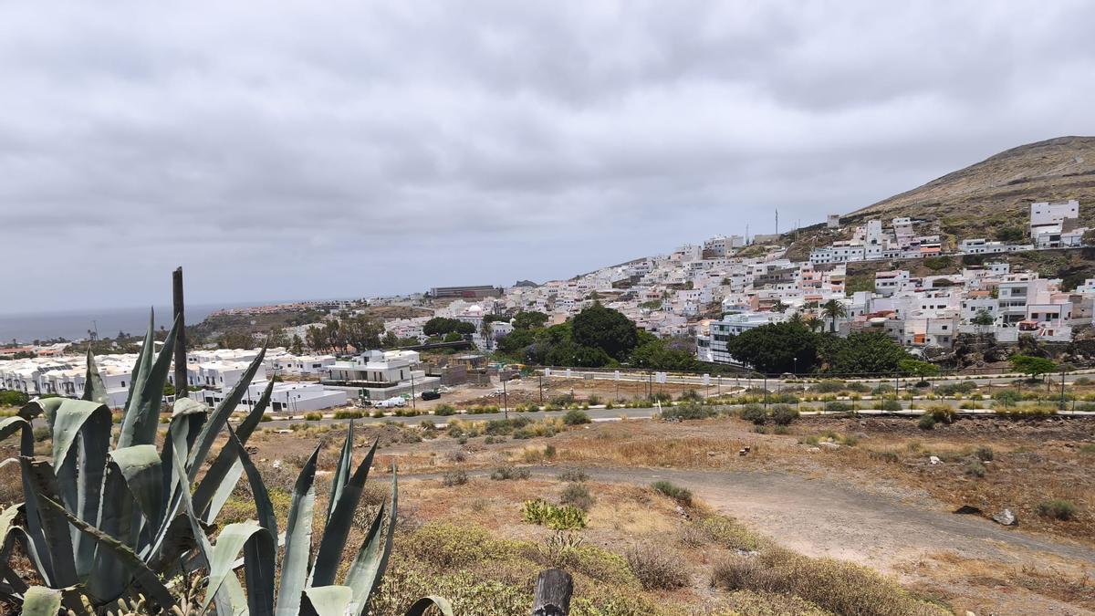 Vista de la parcela de la urbanización de Las Candelarias, en Agaete, con el centro del pueblo a la derecha.