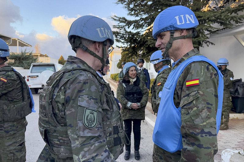 La ministra Robles visita a los soldados de la Brigada X en Líbano