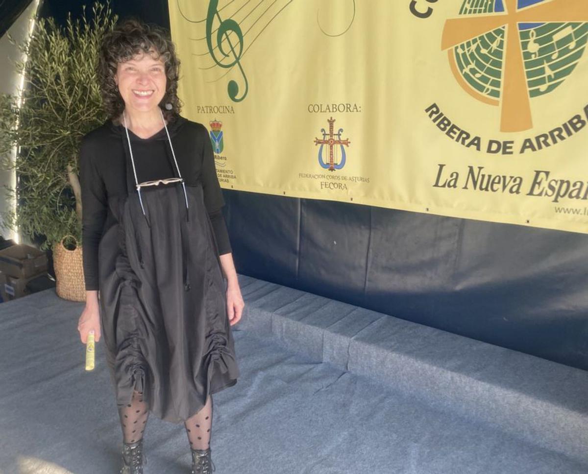 Cecilia Prieto y Gil García, de Villayón, con el estandarte del Centro Asturiano de A Coruña. | T.P.