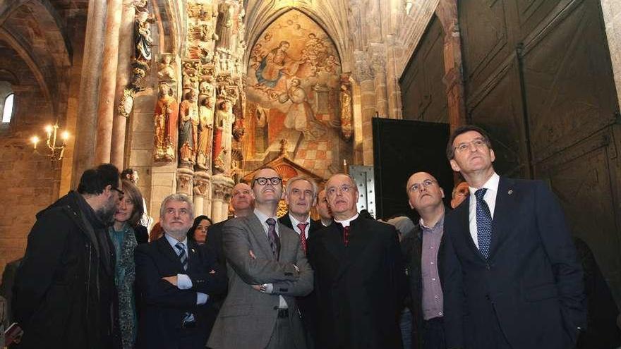 Jesús Vázquez, en su etapa de conselleiro, visita una obra en la catedral con Alberto Núñez. // I.Osorio