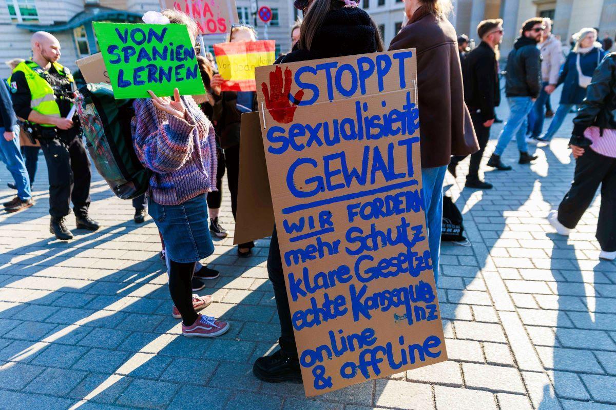 Ein Schild mit der Aufschrift «Stoppt sexualisierte Gewalt - Wir fordern mehr Schutz - klare Gesetze - echte Konsequenz - online &amp; offline» ist bei einer Demonstration gegen sexualisierte digitale Gewalt vor dem Brandenburger Tor zu sehen.