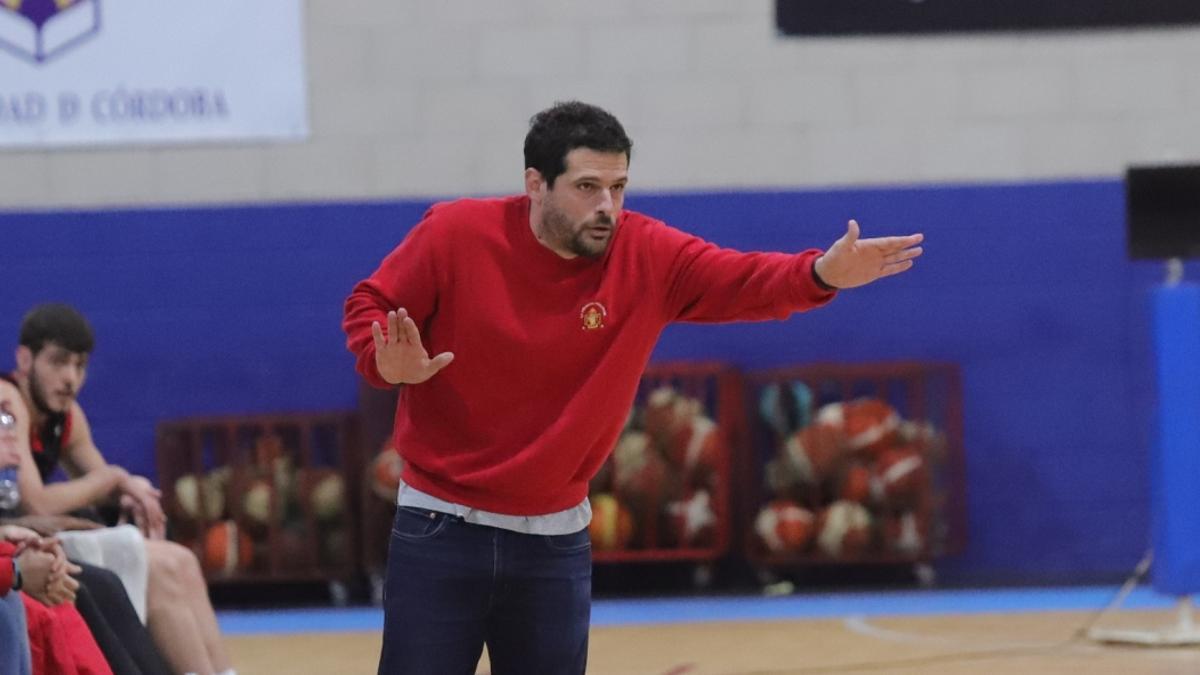 José Antonio Santaella da instrucciones como técnico del Peñarroya con Fran Dorado sentado, el primero por la izquierda.