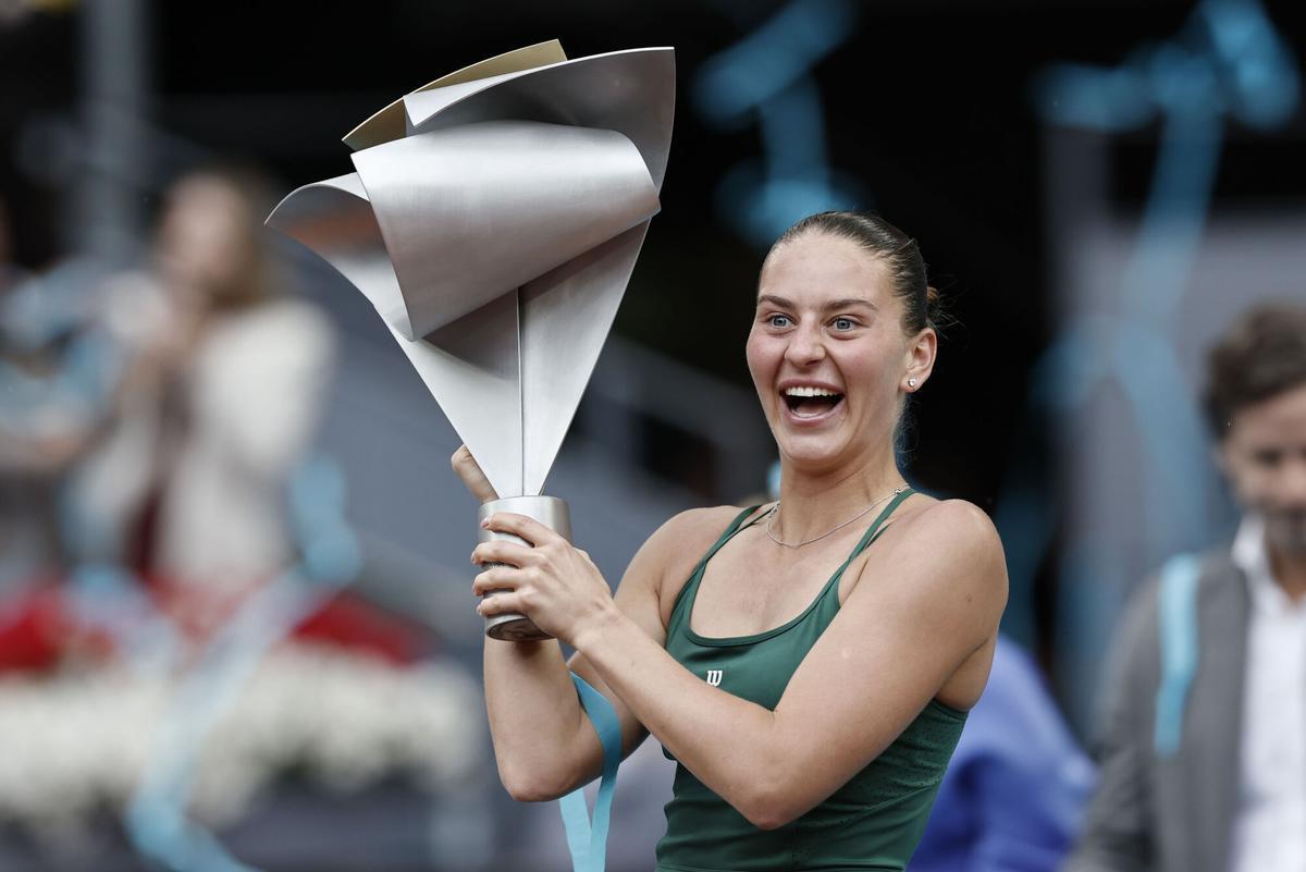 La tenista ucraniana Marta Kostyuk celebra con su trofeo la victoria ante la rusa Mirra Andreeva, durante la final individual femenino del Abierto de Madrid de Tenis disputada este sábado en la Caja Mágica en Madrid.
