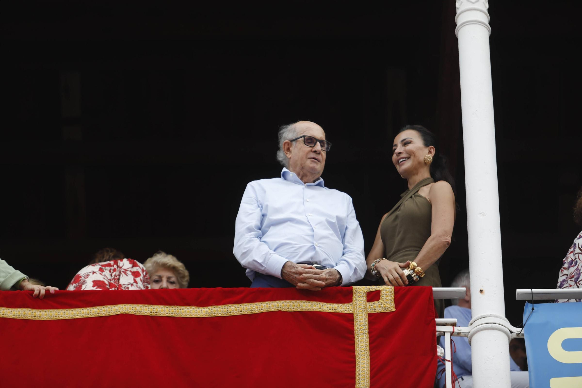 De Espinosa de los Monteros a Esperanza Aguirre: el ambiente en la plaza de toros de Gijón, en imágenes