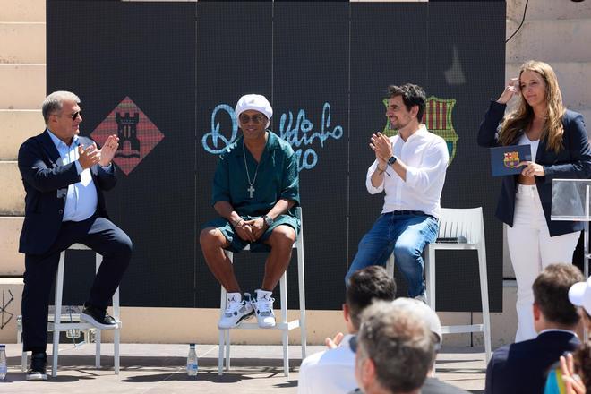 Joan Laporta y Ronaldinho en la inauguración del Paseo de las Estrellas de Castelldefels, en imágenes