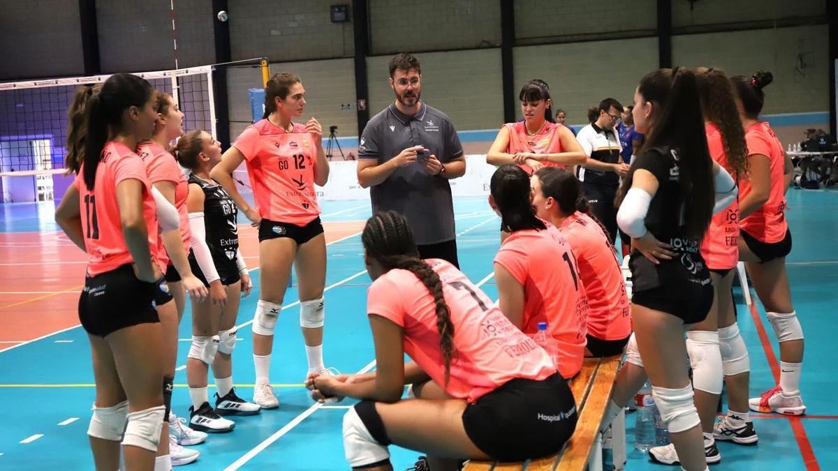 Pablo Alonso da instrucciones a sus jugadoras.