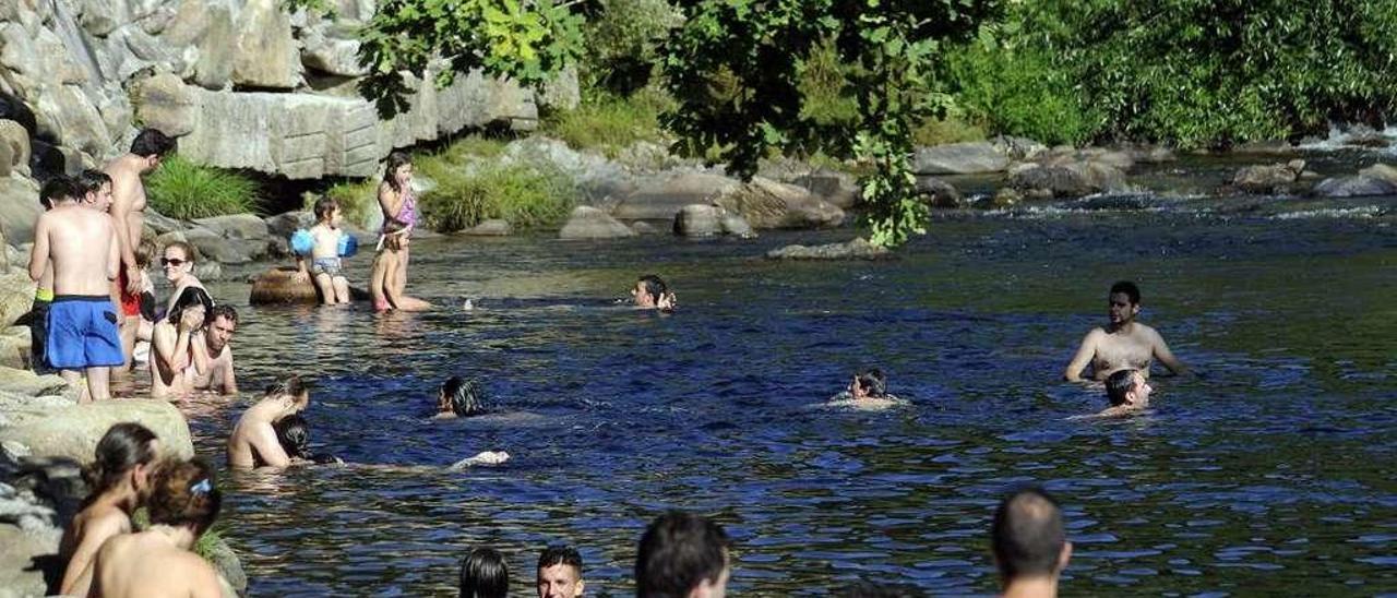 El río de A Carixa de Merza con gente durante el día de ayer. // Bernabé/Javier Lalín