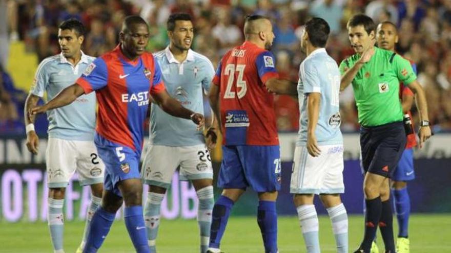 Simao Mate abandona el campo tras ser expulsado por pisar a Iago Aspas. // LOF