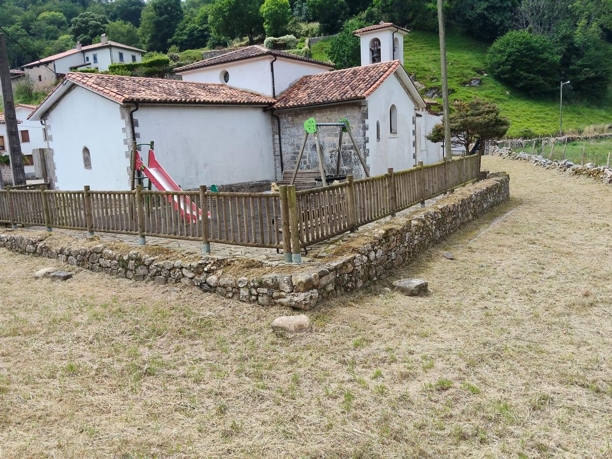 Llanes pone a punto todos los parques infantiles y las áreas recreativas del concejo