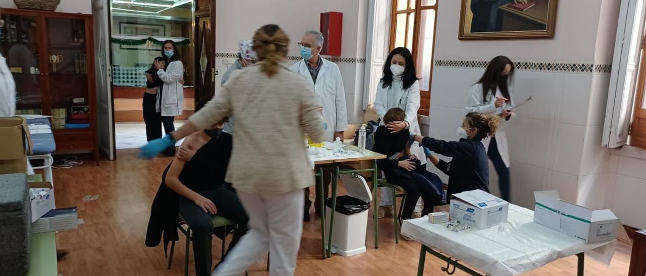 Dos escolares reciben los pinchazos en una escuela de Gandia, ayer. | LEVANTE-EMV